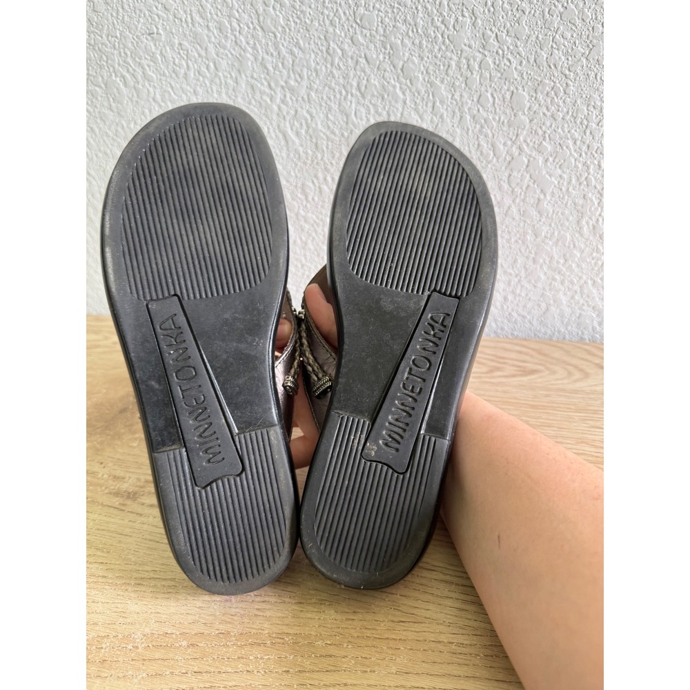 Minnetonka Womens Pewter Metallic Leather Braided Thong Wedge Sandals Size 8 - Picture 9 of 10